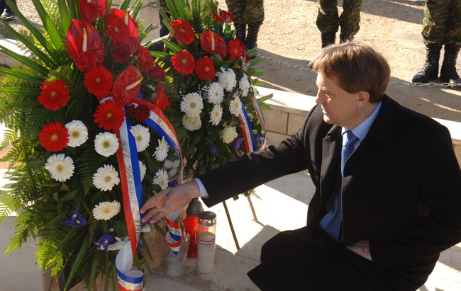 Zadar, 230110.
Povodom obiljezavanja 17. obljetnice vojno – redarstvene  akcije Maslenica , prve velike akcije Hrvatske vojske kojom je oslobodjen veci dio zadarskoga zaledja i omogucen promet izmedju sjevera i juga Hrvatske  polozeni su vjenci u Kasicu i