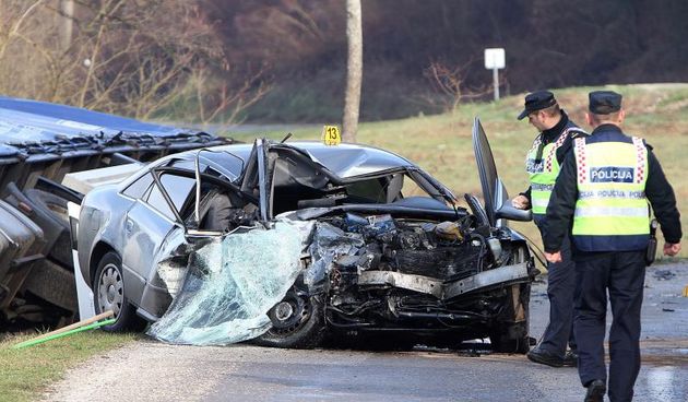 Vojnic, Okic – U sudaru osobnog automobila sisackih registracija marke Audi i kamiona slovenskih registracija, koja se dogodila u 8 sati poginuo je vozac osobnog automobila. Vozac osobnog automobila koji je isao prema Karlovcu izgubio je nadzor nad vozilo