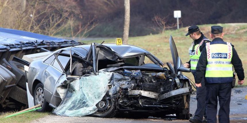Vojnic, Okic – U sudaru osobnog automobila sisackih registracija marke Audi i kamiona slovenskih registracija, koja se dogodila u 8 sati poginuo je vozac osobnog automobila. Vozac osobnog automobila koji je isao prema Karlovcu izgubio je nadzor nad vozilo