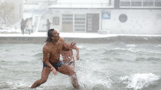Split, 0302112.
Nakon nekoliko godina, danima najavljivan snijeg pao je i na Splitskom podrucju. Iako je bio najavljen, Splicani nisu bili spremni na bijeli pokrivac, te im je on uz snaznu buru otezavao svakodnevni zivot. Temperatura je bila oko -3.
Na f Split, 0302112.
Nakon nekoliko godina, danima najavljivan snijeg pao je i na Splitskom podrucju. Iako je bio najavljen, Splicani nisu bili spremni na bijeli pokrivac, te im je on uz snaznu buru otezavao svakodnevni zivot. Temperatura je bila oko -3.
Na f
