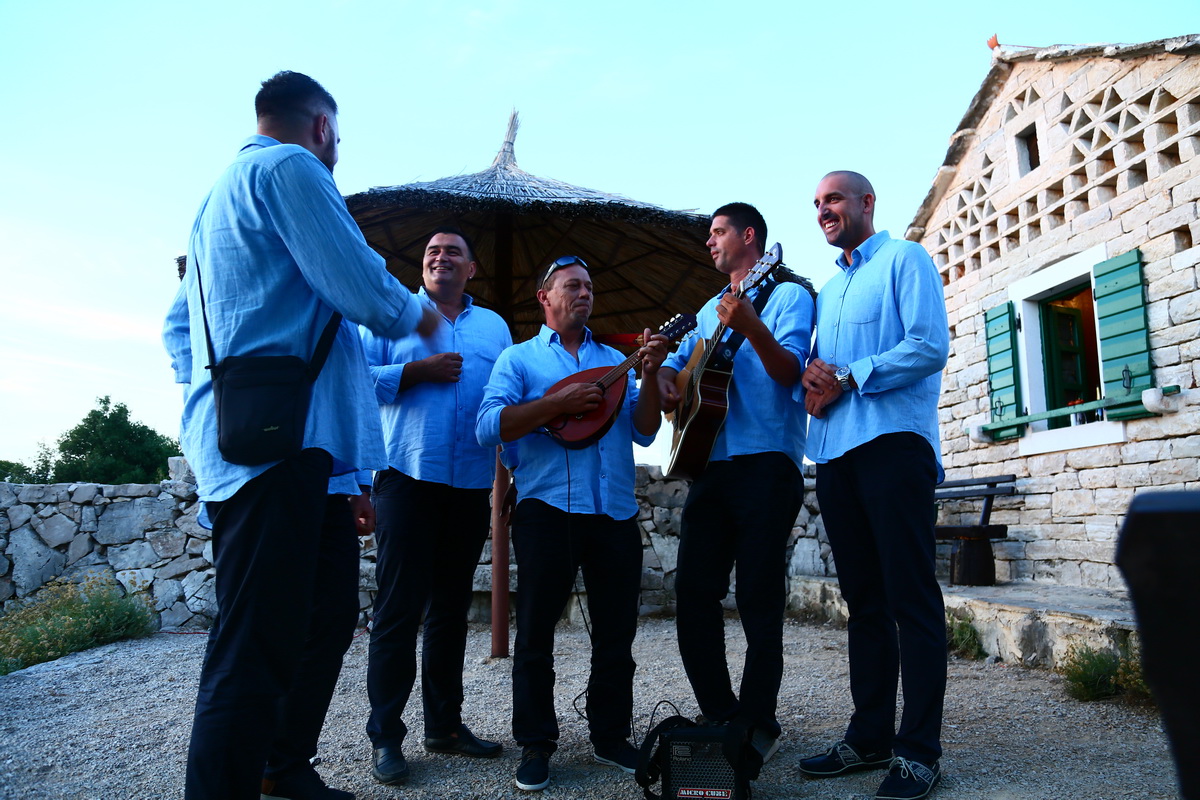 Na vidikovcu Kamenjak održan 5. Sajam lokalnih proizvoda ”Luka i igara” Na vidikovcu Kamenjak održan 5. Sajam lokalnih proizvoda ”Luka i igara”