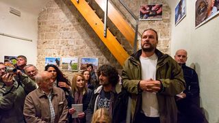 Galerija Kapetanova kula: Svečano otvorenje izložbe “Rastočeno vrime” Stipe Suraća. Foto: Mladen Radolović Mrlja Galerija Kapetanova kula: Svečano otvorenje izložbe “Rastočeno vrime” Stipe Suraća. Foto: Mladen Radolović Mrlja