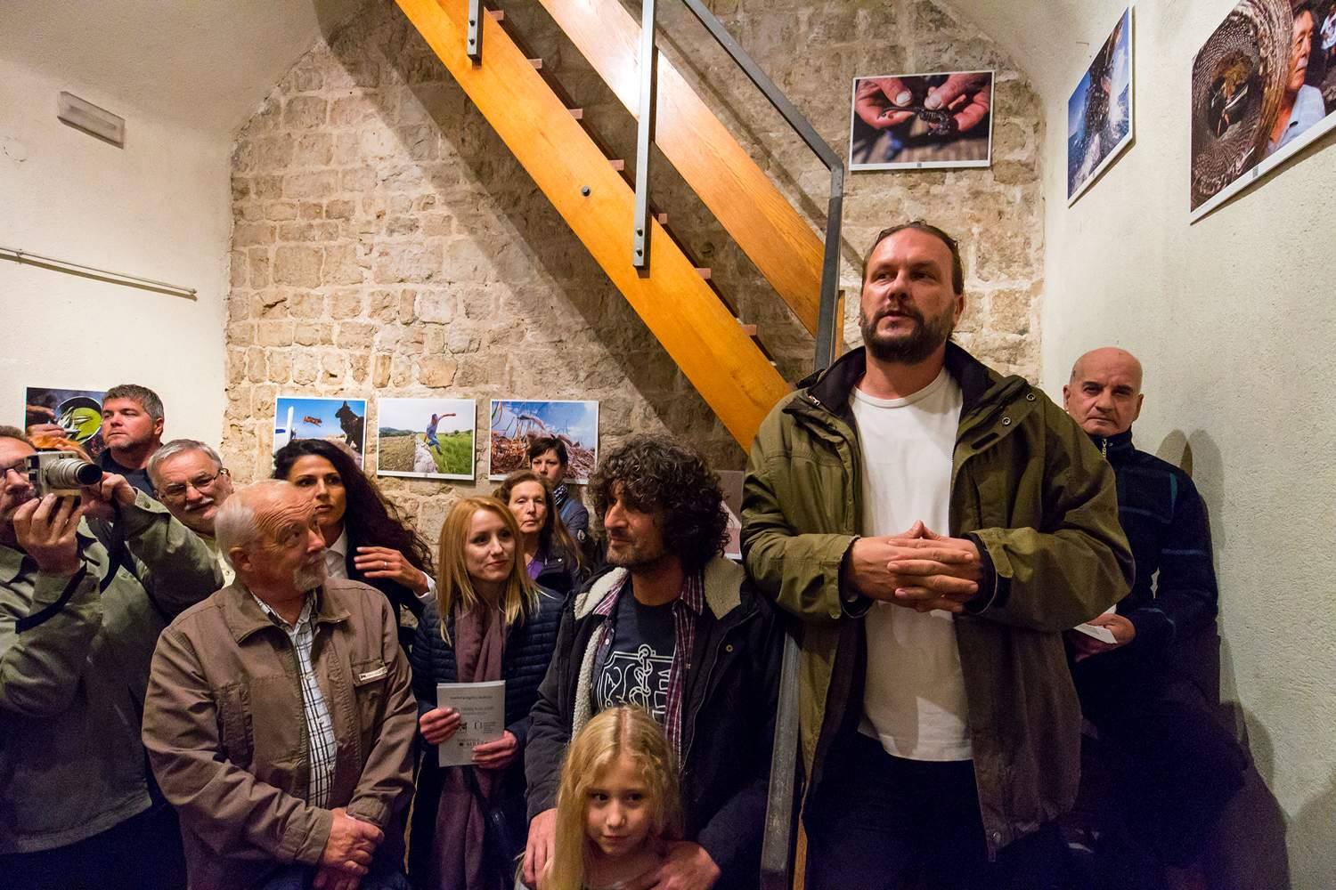 Galerija Kapetanova kula: Svečano otvorenje izložbe “Rastočeno vrime” Stipe Suraća. Foto: Mladen Radolović Mrlja Galerija Kapetanova kula: Svečano otvorenje izložbe “Rastočeno vrime” Stipe Suraća. Foto: Mladen Radolović Mrlja