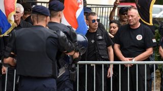 Srb: Uz Thompsonove pjesme prosvjednici ispred interventne policije protiv obljetnice Ustanka, Photo: Dino Stanin/PIXSELL