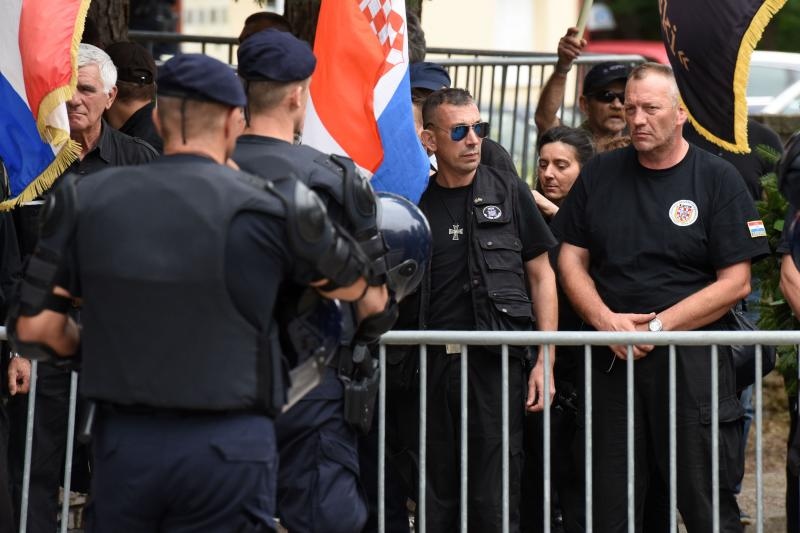 Srb: Uz Thompsonove pjesme prosvjednici ispred interventne policije protiv obljetnice Ustanka, Photo: Dino Stanin/PIXSELL