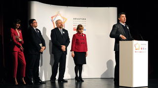 Zadar, 050413.
Veceras je u HNK Zadar odrzano predstavljanje liste koalicije SDP-HNS-HSU za Europski parlament. Na predstavljanju su govorili predsjednik SDP-a Zoran Milanovic, predsjednica HNS-a Vesna Pusic, predsjednik HSU-a Silvano Hrelja, te prvi na l Zadar, 050413.
Veceras je u HNK Zadar odrzano predstavljanje liste koalicije SDP-HNS-HSU za Europski parlament. Na predstavljanju su govorili predsjednik SDP-a Zoran Milanovic, predsjednica HNS-a Vesna Pusic, predsjednik HSU-a Silvano Hrelja, te prvi na l