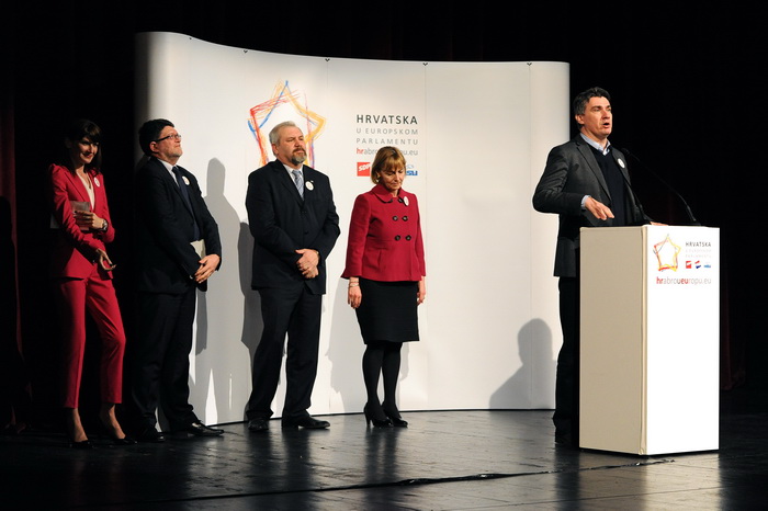 Zadar, 050413.
Veceras je u HNK Zadar odrzano predstavljanje liste koalicije SDP-HNS-HSU za Europski parlament. Na predstavljanju su govorili predsjednik SDP-a Zoran Milanovic, predsjednica HNS-a Vesna Pusic, predsjednik HSU-a Silvano Hrelja, te prvi na l Zadar, 050413.
Veceras je u HNK Zadar odrzano predstavljanje liste koalicije SDP-HNS-HSU za Europski parlament. Na predstavljanju su govorili predsjednik SDP-a Zoran Milanovic, predsjednica HNS-a Vesna Pusic, predsjednik HSU-a Silvano Hrelja, te prvi na l