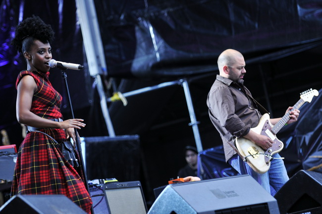 Zagreb, 220610.
Na Jarunu se od 21.-23.06. odrzava glazbeni spektakl T-Mobile INmusic festival na kojem ce nastupiti mnogobrojni izvodjaci kako iz zemlje tako i svijeta. Drugi dan festivala.
Na fotografiji: Grupa Morcheeba.
Foto: Boris Kovacev / CROPIX Zagreb, 220610.
Na Jarunu se od 21.-23.06. odrzava glazbeni spektakl T-Mobile INmusic festival na kojem ce nastupiti mnogobrojni izvodjaci kako iz zemlje tako i svijeta. Drugi dan festivala.
Na fotografiji: Grupa Morcheeba.
Foto: Boris Kovacev / CROPIX