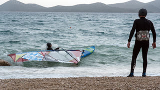 Južina nekima donosi glavobolju, surferima i kajterima je prava radost. Tako je bilo i jučer. Na biogradskoj plaži Dražica okupilo se dvadesetak ljubitelja vjetra, većina iz kiteboarding kluba Badevana-surf iz Zagreba. Iako su po meteorološkoj prognozi oč