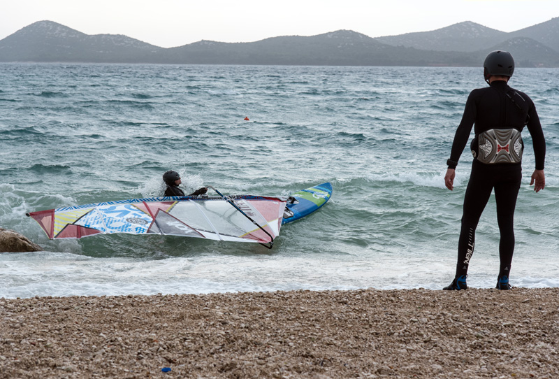 Južina nekima donosi glavobolju, surferima i kajterima je prava radost. Tako je bilo i jučer. Na biogradskoj plaži Dražica okupilo se dvadesetak ljubitelja vjetra, većina iz kiteboarding kluba Badevana-surf iz Zagreba. Iako su po meteorološkoj prognozi oč