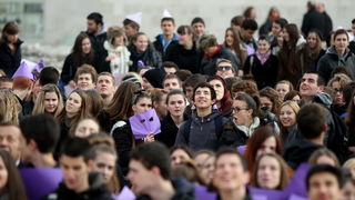 Zadar, 051212.
Nekoliko stotina zadarskih srednjoskolaca okupilo se danas u cast Arheoloskog muzeja kako bi sudjelovali u tzv. milenijskoj fotografiji Sime Strikomana. U povodu 180. godisnjice postojanja te najstarije zadarske ustanove kultura na prostoru Zadar, 051212.
Nekoliko stotina zadarskih srednjoskolaca okupilo se danas u cast Arheoloskog muzeja kako bi sudjelovali u tzv. milenijskoj fotografiji Sime Strikomana. U povodu 180. godisnjice postojanja te najstarije zadarske ustanove kultura na prostoru