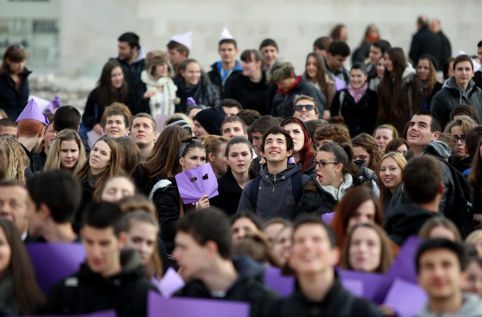 Zadar, 051212.
Nekoliko stotina zadarskih srednjoskolaca okupilo se danas u cast Arheoloskog muzeja kako bi sudjelovali u tzv. milenijskoj fotografiji Sime Strikomana. U povodu 180. godisnjice postojanja te najstarije zadarske ustanove kultura na prostoru Zadar, 051212.
Nekoliko stotina zadarskih srednjoskolaca okupilo se danas u cast Arheoloskog muzeja kako bi sudjelovali u tzv. milenijskoj fotografiji Sime Strikomana. U povodu 180. godisnjice postojanja te najstarije zadarske ustanove kultura na prostoru