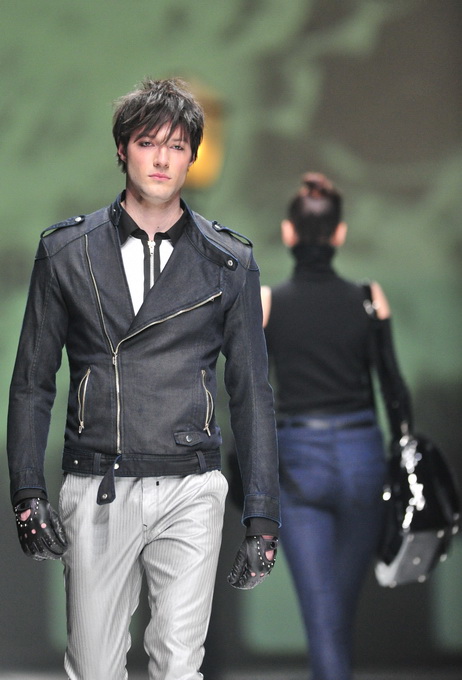 Zagreb, 150312.
Dove Fashion.hr fall-winter 2012/2013, modno dogadjanje koje se odrzava od 15. do 17. ozujka u paviljonu 10 Zagrebackog velesajma. Prvog dana sa modnim revijama predstavili su se designeri: Clash of 9, Aleksandar Zarevac, Matija Cop, ADMS Zagreb, 150312.
Dove Fashion.hr fall-winter 2012/2013, modno dogadjanje koje se odrzava od 15. do 17. ozujka u paviljonu 10 Zagrebackog velesajma. Prvog dana sa modnim revijama predstavili su se designeri: Clash of 9, Aleksandar Zarevac, Matija Cop, ADMS