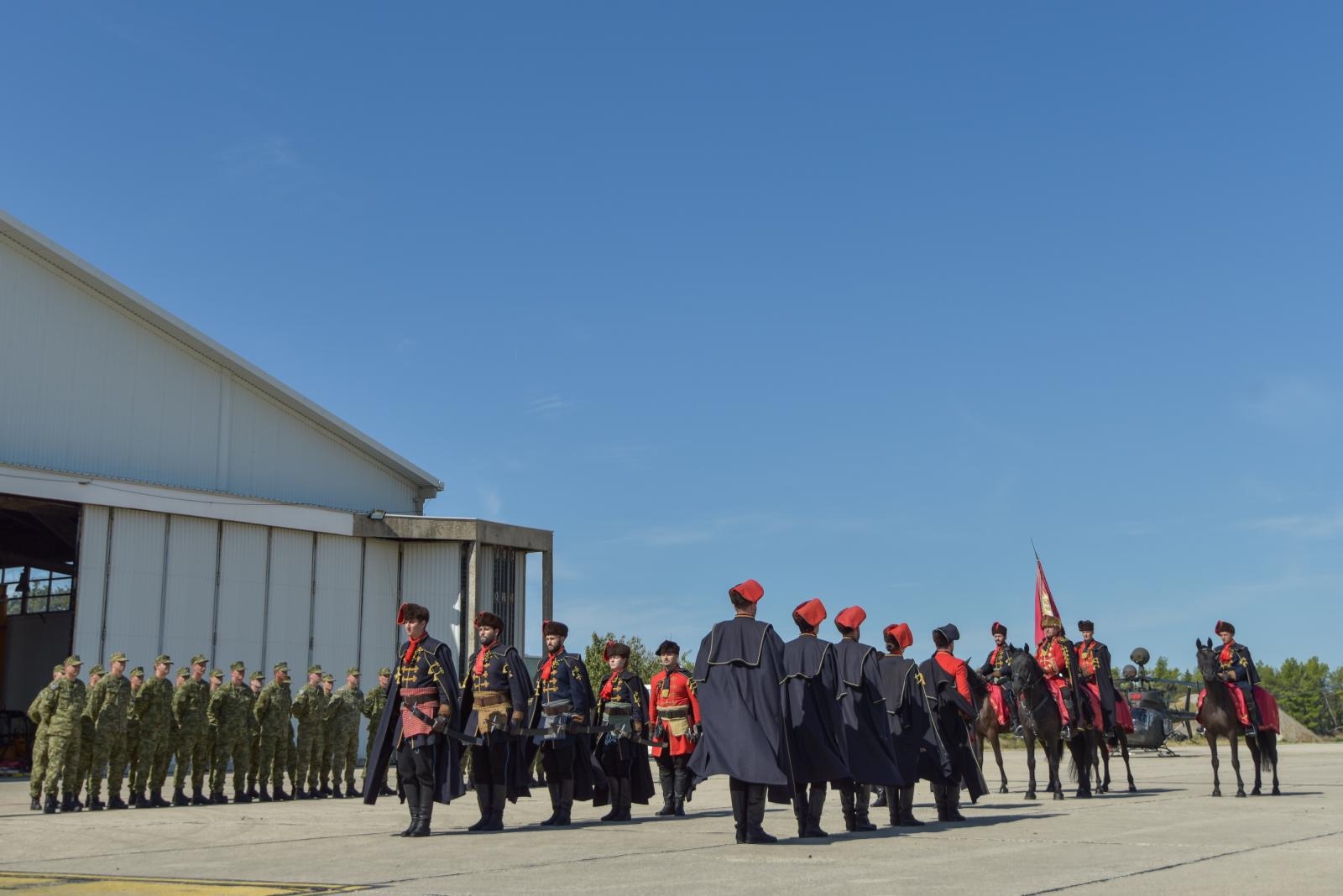 Svečanost povodom završetka obuke pilota na helikopterima OH-58D Kiowa Warrior Svečanost povodom završetka obuke pilota na helikopterima OH-58D Kiowa Warrior