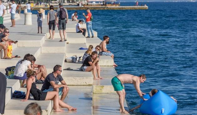 Unatoč negodovanju gradskih vlasti i komunalnih redara, Morske orgulje sve više nalikuju na gradsku plažu. Photo: Dino Stanin/PIXSELL