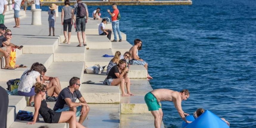 Unatoč negodovanju gradskih vlasti i komunalnih redara, Morske orgulje sve više nalikuju na gradsku plažu. Photo: Dino Stanin/PIXSELL Unatoč negodovanju gradskih vlasti i komunalnih redara, Morske orgulje sve više nalikuju na gradsku plažu. Photo: Dino Stanin/PIXSELL