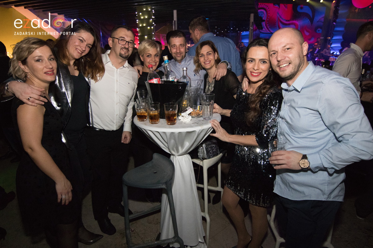 Ludnica u Saturnusu: Najbolji doček u svemiru i šire Ludnica u Saturnusu: Najbolji doček u svemiru i šire