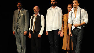 Zadar, 7.3.2012. snimio: Nenad Marčev
HNK Split
Arthur Miller: SMRT TRGOVAČKOG PUTNIKA, drama
redatelj: Dušan Jovanović
premijera: 27. ožujka 2011.
Uloge:
Willy Loman: Mustafa Nadarević,
Linda: Snježana Sinovčić Šiškov
Biff Loman: Mijo Juriši Zadar, 7.3.2012. snimio: Nenad Marčev
HNK Split
Arthur Miller: SMRT TRGOVAČKOG PUTNIKA, drama
redatelj: Dušan Jovanović
premijera: 27. ožujka 2011.
Uloge:
Willy Loman: Mustafa Nadarević,
Linda: Snježana Sinovčić Šiškov
Biff Loman: Mijo Juriši