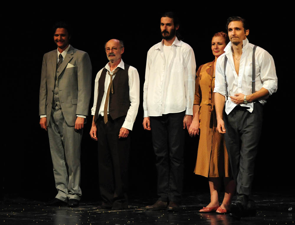 Zadar, 7.3.2012. snimio: Nenad Marčev
HNK Split
Arthur Miller: SMRT TRGOVAČKOG PUTNIKA, drama
redatelj: Dušan Jovanović
premijera: 27. ožujka 2011.
Uloge:
Willy Loman: Mustafa Nadarević,
Linda: Snježana Sinovčić Šiškov
Biff Loman: Mijo Juriši Zadar, 7.3.2012. snimio: Nenad Marčev
HNK Split
Arthur Miller: SMRT TRGOVAČKOG PUTNIKA, drama
redatelj: Dušan Jovanović
premijera: 27. ožujka 2011.
Uloge:
Willy Loman: Mustafa Nadarević,
Linda: Snježana Sinovčić Šiškov
Biff Loman: Mijo Juriši