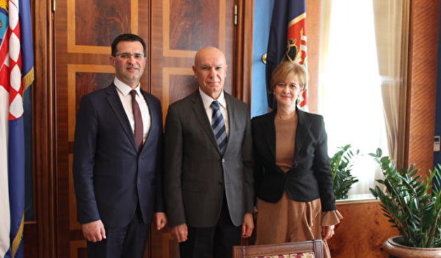 U Maloj vijećnici Grada Zadra upriličen je prijem za veleposlanika Crne Gore u Hrvatskoj, Nj. E. g. Boru Vučinića. Veleposlanika su, u ime gradonačelnika, primili zamjenici Ante Babić i Jagoda Surać.