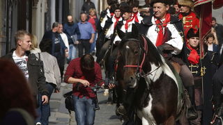 Zagreb, 181012.
Radiceva ulica.
Danas je, uzim centrom grada, marsirala pocasna satnija Kravat – pukovnije, i to povodom svjetskog dana kravate.
Foto: Damjan Tadic / CROPIX