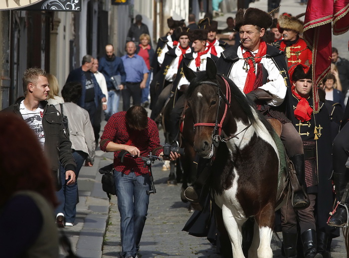 Zagreb, 181012.
Radiceva ulica.
Danas je, uzim centrom grada, marsirala pocasna satnija Kravat – pukovnije, i to povodom svjetskog dana kravate.
Foto: Damjan Tadic / CROPIX