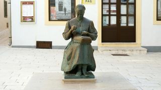 Paške čipkarice na djelu u izradi paške čipke, Foto: Luka Stanzl/PIXSELL