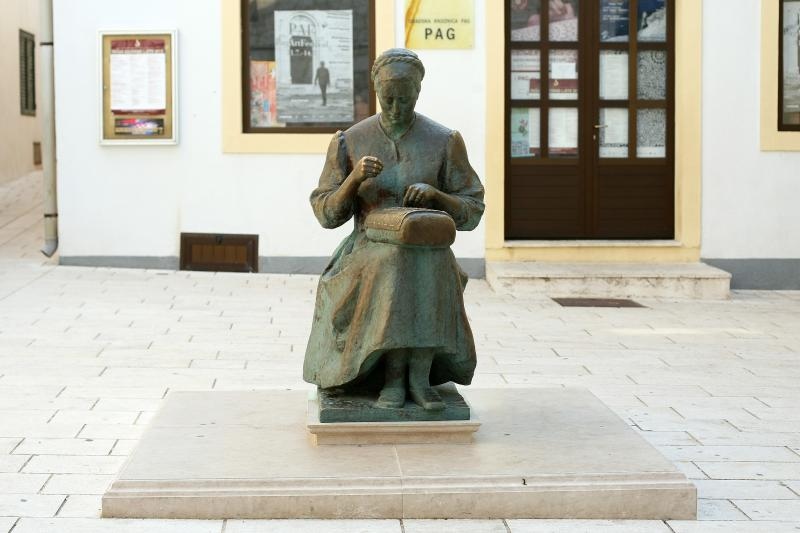 Paške čipkarice na djelu u izradi paške čipke, Foto: Luka Stanzl/PIXSELL