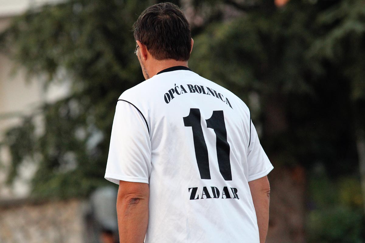 Na Stanovima se uz boćarski turnir održao i revijalni nogometni turnir. Osim prijavljenih ekipa, snage su ponovno odmjeravali liječnici Opće bolnice Zadar i predstavnici poglavarstva Grada Zadra. Na Stanovima se uz boćarski turnir održao i revijalni nogometni turnir. Osim prijavljenih ekipa, snage su ponovno odmjeravali liječnici Opće bolnice Zadar i predstavnici poglavarstva Grada Zadra.