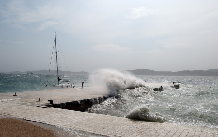 Zadar, 260812
Olujno nevrijeme sa jakim zapadnim vjetrom zahvatilo je u ranim popodnevnim satima zadarsko podrucje na radost brojnih turista i Zadrana koji su uzivali u prekrasnim prizorima, ali isto tako i na nesrecu mnogih nauticara kojima je ovakva olu