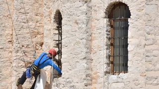 Alpinisti čiste crkvu sv. Donata od korova u redovitom održavanju pred početak turističke sezone. Foto: Dino Stanin/PIXSELL Alpinisti čiste crkvu sv. Donata od korova u redovitom održavanju pred početak turističke sezone. Foto: Dino Stanin/PIXSELL