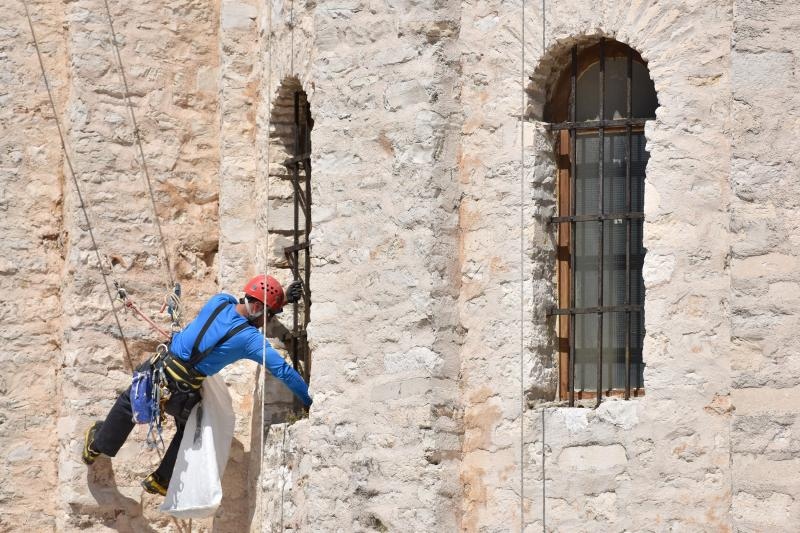 Alpinisti čiste crkvu sv. Donata od korova u redovitom održavanju pred početak turističke sezone. Foto: Dino Stanin/PIXSELL Alpinisti čiste crkvu sv. Donata od korova u redovitom održavanju pred početak turističke sezone. Foto: Dino Stanin/PIXSELL