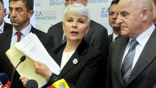 Zagreb, 040110.
Sjediste HDZ-a.
Zbog jucerasnjeg istupanja u javnosti iza ledja premijerki i predsjednici HDZ-a Jadranki Kosor, Ivo Sanader izbacen je iz HDZ-a. 
Na slici: Jadranka Kosor objavljuje ispred predsjednistva stranke da dr Ivo Sanader nije vise