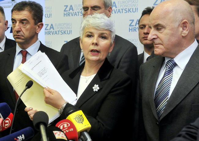 Zagreb, 040110.
Sjediste HDZ-a.
Zbog jucerasnjeg istupanja u javnosti iza ledja premijerki i predsjednici HDZ-a Jadranki Kosor, Ivo Sanader izbacen je iz HDZ-a. 
Na slici: Jadranka Kosor objavljuje ispred predsjednistva stranke da dr Ivo Sanader nije vise