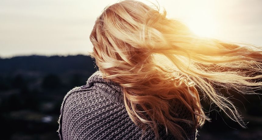 Žena plavuša kosa vjetar zima hladnoca