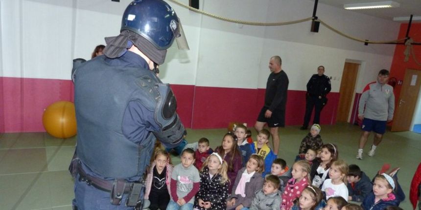 “Ciciban” u posjeti PU zadarskoj: najviše zainteresirali motori i dvorana za treninge policijskih službenika “Ciciban” u posjeti PU zadarskoj: najviše zainteresirali motori i dvorana za treninge policijskih službenika