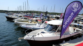 Sibenik ,160910.
Marina Mandalina
Treci Adriatic Boat Show otvoren i traje 4 dana u kojem ce posjetitelji imati priliku vidjeti preko 150 plovila i preko 175 standova sa ponudom svega vezanog more i brodove
na slici izlozbeni brodovi.
Foto: Niksa Stipanic