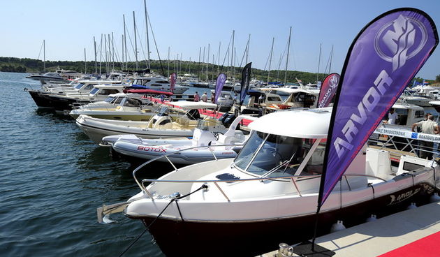 Sibenik ,160910.
Marina Mandalina
Treci Adriatic Boat Show otvoren i traje 4 dana u kojem ce posjetitelji imati priliku vidjeti preko 150 plovila i preko 175 standova sa ponudom svega vezanog more i brodove
na slici izlozbeni brodovi.
Foto: Niksa Stipanic