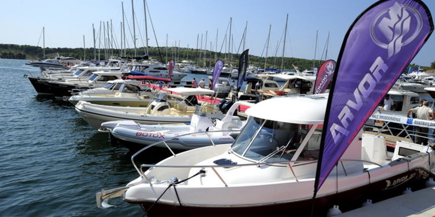 Sibenik ,160910.
Marina Mandalina
Treci Adriatic Boat Show otvoren i traje 4 dana u kojem ce posjetitelji imati priliku vidjeti preko 150 plovila i preko 175 standova sa ponudom svega vezanog more i brodove
na slici izlozbeni brodovi.
Foto: Niksa Stipanic Sibenik ,160910.
Marina Mandalina
Treci Adriatic Boat Show otvoren i traje 4 dana u kojem ce posjetitelji imati priliku vidjeti preko 150 plovila i preko 175 standova sa ponudom svega vezanog more i brodove
na slici izlozbeni brodovi.
Foto: Niksa Stipanic