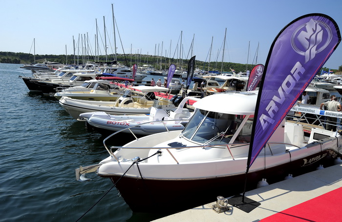 Sibenik ,160910.
Marina Mandalina
Treci Adriatic Boat Show otvoren i traje 4 dana u kojem ce posjetitelji imati priliku vidjeti preko 150 plovila i preko 175 standova sa ponudom svega vezanog more i brodove
na slici izlozbeni brodovi.
Foto: Niksa Stipanic