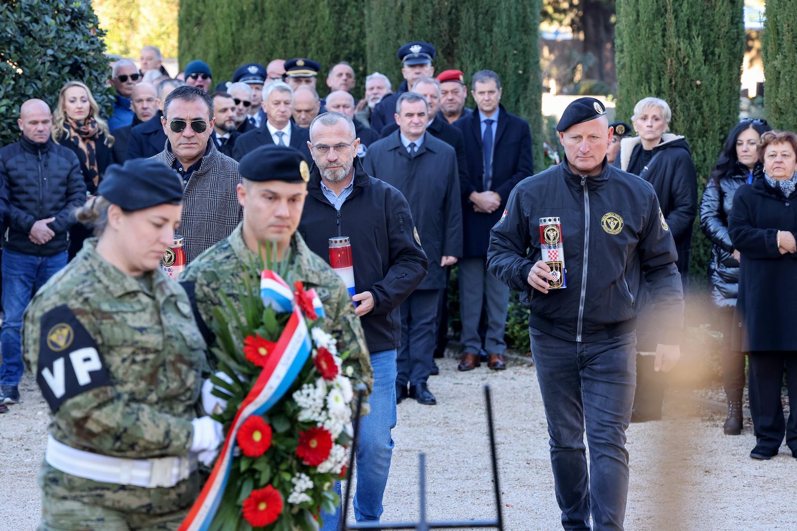 Na Gradskom groblju položeni vijenci povodom obilježavanja 33. obljetnice 72. bojne Vojne policije Na Gradskom groblju položeni vijenci povodom obilježavanja 33. obljetnice 72. bojne Vojne policije