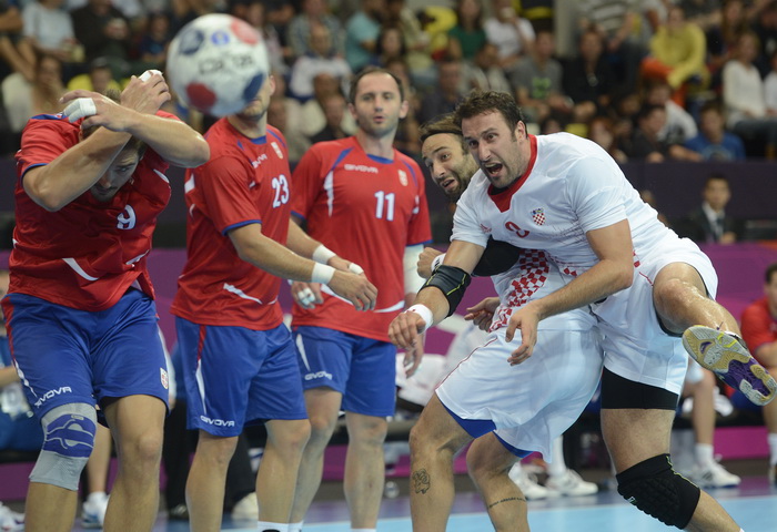 London, 310712.
Dvorana Copper Box.
Hrvatska muska rukometna reprezentacija igra utakmicu 2. kolo u skupini B protiv Srbije tokom Olimpijskih Igra u Londonu.
Na fotografiji: Igor Vori puca na gol pored Ivano Balic.
Foto: Drago Sopta / CROPIX