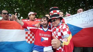 Hrvatski navijači okupirali Saint-Etienne pred utakmicu između Hrvatske i Češke. Photo: Sanjin Strukić/PIXSELL