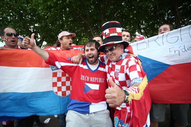 Hrvatski navijači okupirali Saint-Etienne pred utakmicu između Hrvatske i Češke. Photo: Sanjin Strukić/PIXSELL