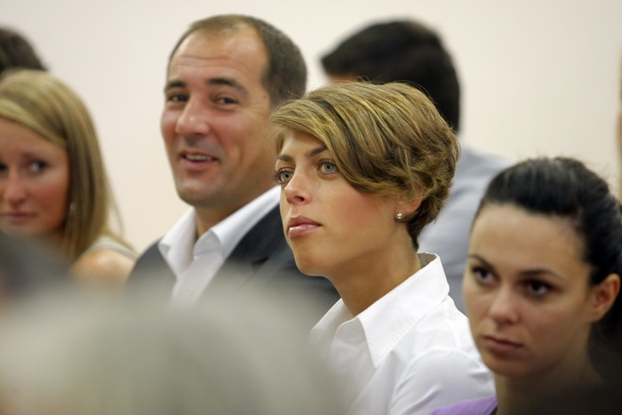 Split, 051010.
Aspira, Visoka skola za sportski menadzment.
Medju upisanim polaznicima skole je Blanka Vlasic, Tina Mihelic, sestre Lucija i Ana Zaninovic, Ivana Brkljacic, Igor Stimac.
Pozdravni govor je odrzao i Zlatko Matesa koji je pozdravio sve prisu Split, 051010.
Aspira, Visoka skola za sportski menadzment.
Medju upisanim polaznicima skole je Blanka Vlasic, Tina Mihelic, sestre Lucija i Ana Zaninovic, Ivana Brkljacic, Igor Stimac.
Pozdravni govor je odrzao i Zlatko Matesa koji je pozdravio sve prisu