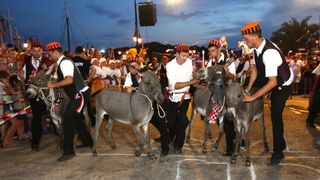 U Tribunju su održane 49. po redu magareće trke na kojima je sudjelovalo 12 jahača, a pobjedu je odnio Roko Popov na magarcu Renault 4. Photo: Duško Jaramaz/PIXSELL U Tribunju su održane 49. po redu magareće trke na kojima je sudjelovalo 12 jahača, a pobjedu je odnio Roko Popov na magarcu Renault 4. Photo: Duško Jaramaz/PIXSELL