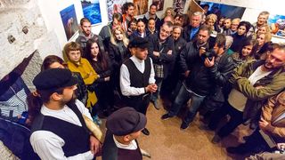 Galerija Kapetanova kula: Svečano otvorenje izložbe “Rastočeno vrime” Stipe Suraća. Foto: Mladen Radolović Mrlja Galerija Kapetanova kula: Svečano otvorenje izložbe “Rastočeno vrime” Stipe Suraća. Foto: Mladen Radolović Mrlja