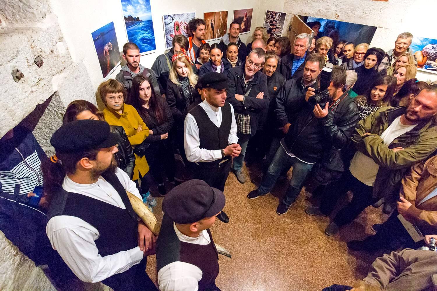 Galerija Kapetanova kula: Svečano otvorenje izložbe “Rastočeno vrime” Stipe Suraća. Foto: Mladen Radolović Mrlja Galerija Kapetanova kula: Svečano otvorenje izložbe “Rastočeno vrime” Stipe Suraća. Foto: Mladen Radolović Mrlja