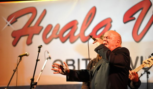 Zadar, 211112
Dvorana Jazine. 
Humanitarni koncert za obitelj Vukic iz zadarskih arbanasa koja ce, ukoliko se ne skupe potrebna sredstva, uskoro biti delozirana iz svog doma.
Na fotografiji: Bepo Matesic.
Foto: Luka Gerlanc / CROPIX