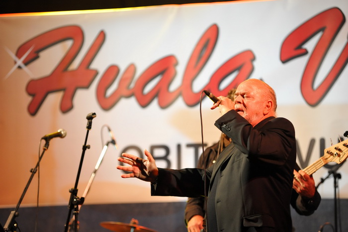 Zadar, 211112
Dvorana Jazine.
Humanitarni koncert za obitelj Vukic iz zadarskih arbanasa koja ce, ukoliko se ne skupe potrebna sredstva, uskoro biti delozirana iz svog doma.
Na fotografiji: Bepo Matesic.
Foto: Luka Gerlanc / CROPIX Zadar, 211112
Dvorana Jazine.
Humanitarni koncert za obitelj Vukic iz zadarskih arbanasa koja ce, ukoliko se ne skupe potrebna sredstva, uskoro biti delozirana iz svog doma.
Na fotografiji: Bepo Matesic.
Foto: Luka Gerlanc / CROPIX